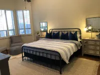 Resort Living! Quiet Lakefront Home. Pool, large shaded patio, fishing, sleeps 9 Отели рядом с достопримечательностью «Ригс Маркетплас»