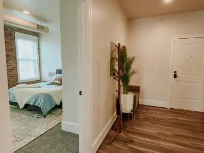 ★ Thompson Place: Premier Modern Downtown 2BR Loft Hotel dekat Eastern Michigan University