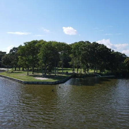 New Barn Apartment on 55 acres/waterfront Отели в г. Паскуотанк