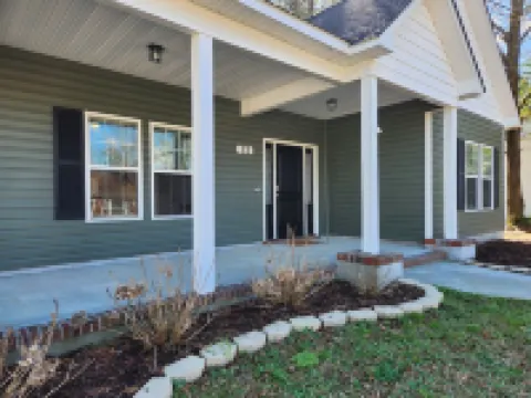 5 minutes to Main Gate Lejeune AND 8 minutes to New River Gate