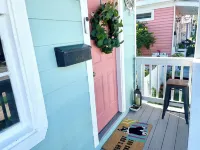 Cozy Beach Cottage- Minutes to the beach & Historic Strand