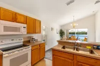 Stunning lake view, private pool,near Disney ,games room,free WiFi ,play golf