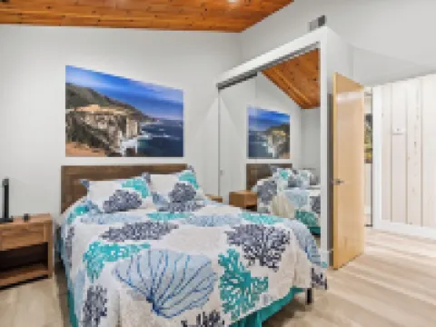 Gorgeous hillside home with ocean views! Hotels in Moss Beach
