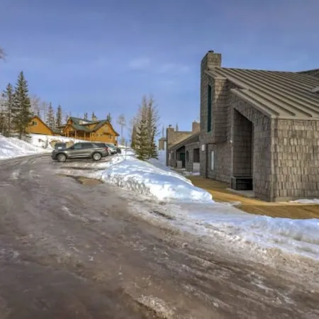 Cozy Mountain Getaway - 2 Bedroom + Loft
