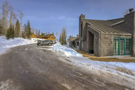 Cozy Mountain Getaway - 2 Bedroom + Loft Отели в г. Брайан Хед