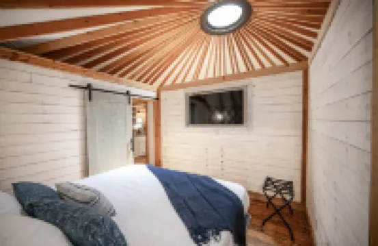 Hoot Owl Yurt/Cold A/C! Hot Tub/Medina River/Close to Downtown/RiverYurtVillage