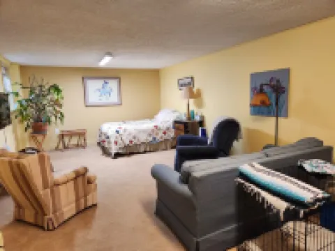 2 mi from VT campus. Great house - football games, graduation, or campus visits. Hotels in Blacksburg