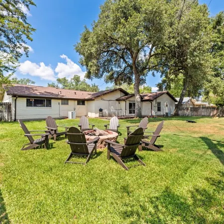Spring Nights: Fire Pit, BBQ, Games, Pets, 1 Mile to TX A&M, 8 Car Parking
