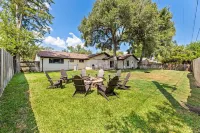 Spring Nights: Fire Pit, BBQ, Games, Pets, 1 Mile to TX A&M, 8 Car Parking