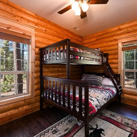 Log Cabin Getaway: WIFI, GameRoom, Firepit, pets OK!