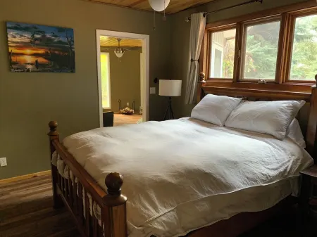 6+ Bedrooms, 3 Bathrooms, Sauna, Hot Tub! Excellent Flyfishing on the Mighty Mo!