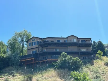 LUXURY HOME WITH AMAZING CITY/LAKE VIEWS, 3 LRG DECKS, & MINUTES TO SKI AREAS