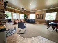 Super cute, family friendly, pool, rec room, near Zion, Bryce, & Shakespeare