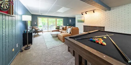 Hot Tub~Gameroom~Theater~Gym~Lake Views Отели рядом с достопримечательностью «Swanson Park»