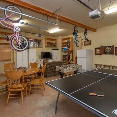 Upscale Mountain Chalet in Blue Lake Springs, Free Wifi/Cable, Gas Fireplace