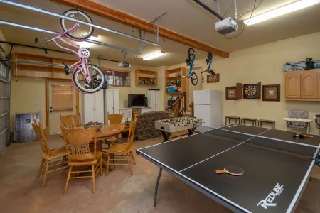 Upscale Mountain Chalet in Blue Lake Springs, Free Wifi/Cable, Gas Fireplace