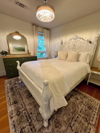 The Creekside French Retreat- Charming home w/ AC & WIFI in Downtown Nevada City