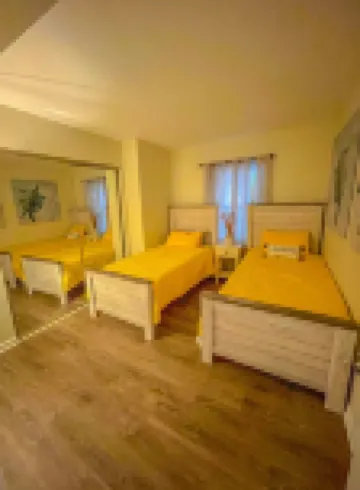 Lovely 2 bedroom condo walking distance to Beach Condominium - Entire home