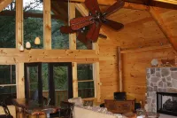 Lovely Log Cabin-15 Min to Asheville! 20 Min to Biltmore! Local breweries abound