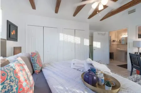 The Coach House- Entire Home - 2 bedroom/3 bath Orlando getaway!