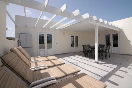 Newly renovated penthouse in a complex with pool on the seafront