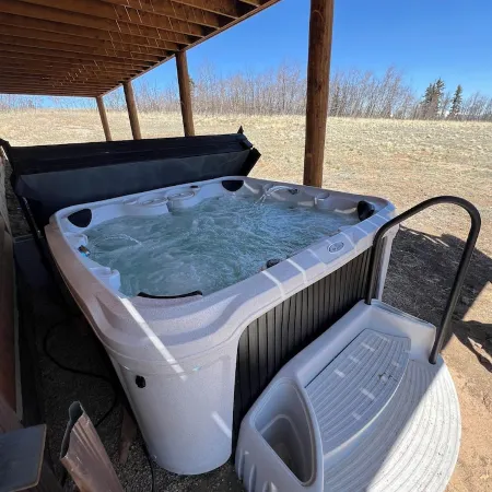 Brand New 4-bedroom cabin/stunning views/king bed, Hot Tub!!!
