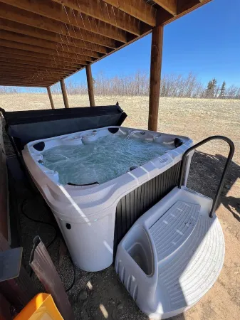 Brand New 4-bedroom cabin/stunning views/king bed, Hot Tub!!!