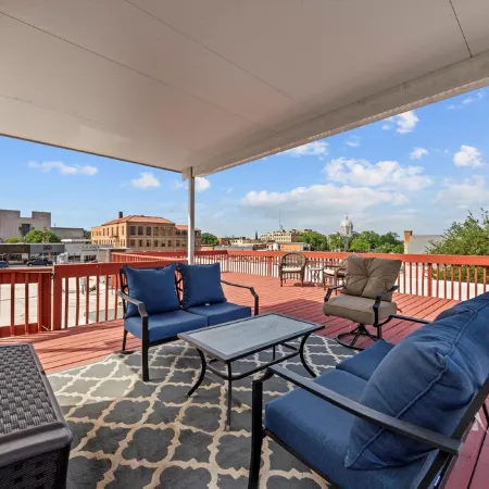 Walk to Magnolia • 2 Minutes to Baylor • Huge Private Balcony • King Beds