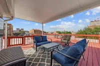 Downtown Waco retreat! 2 blocks to Magnolia Silos! Huge private balcony!