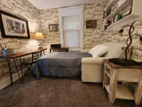 Cozy Cottage overlooking beautiful Loyalhanna Creek in Historic Ligonier!