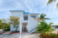Bright & Breezy Top Floor Ocean View Condo w/ Double Balcony