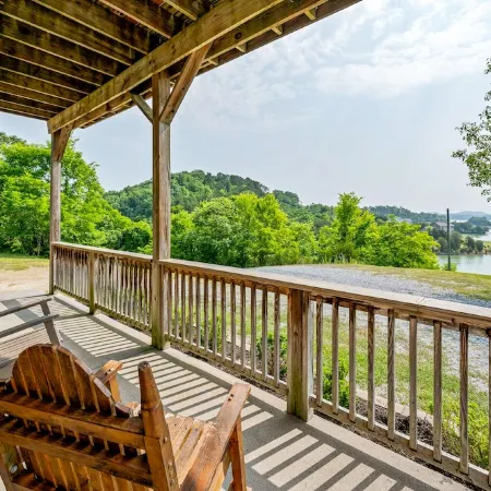 Unforgettable Sunrise View, Dual Living Spaces & on Douglas Lake by Pigeon Forge