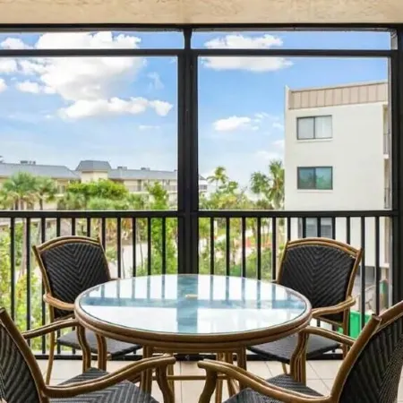 Partial gulf view condo on Sanibel Island.Direct beach access. Family-Friendly!