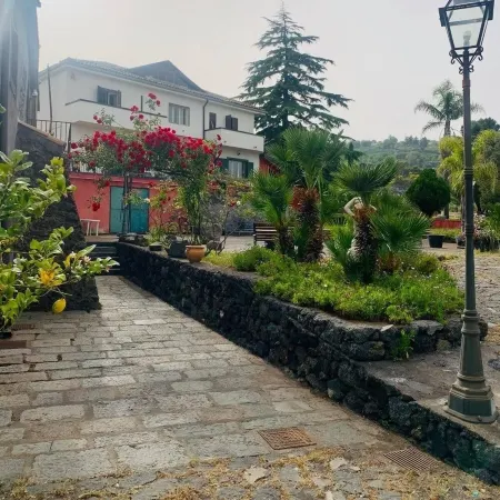 A Sicilian guesthouse with Pool on Mt. Etna, perfect for Families & Groups/x16p.