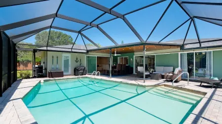 Blue Haven - 4BD/2BA/Bunkbed Room Getaway w Pool - NEAR AIRPORT!!