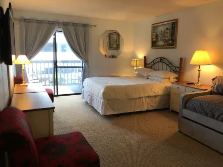 Newly renovated- beautiful Condo near the Beach- Sleeps 4 Linen /Towels Provided