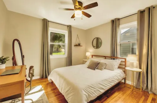 Cozy- Stylish 2 bd with fenced in back yard w/ Firepit