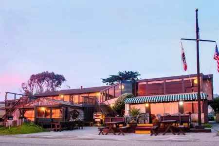 Miramar Beach oceanfront home w/ amazing deck views & just steps from the beach Отели рядом с достопримечательностью «Pillar Point Harbor»