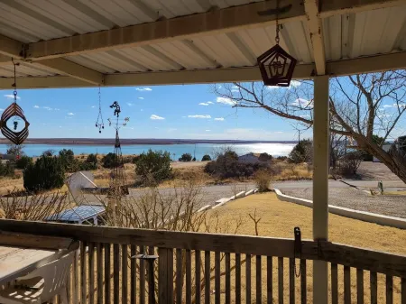 4 Bedroom Lake House with fantastic views and plenty of space. Отели в г. Квэй