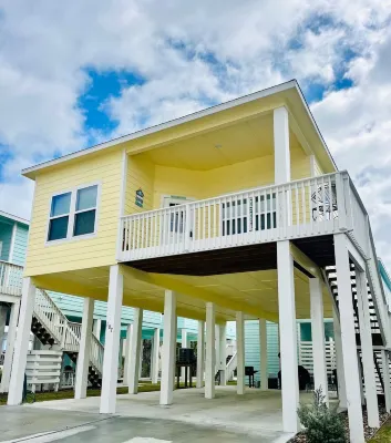 Rockport Cottage- awesome location + pool & 5 min from shopping and the beach!!!