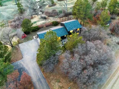 Wilderness Haven in Franktown - Private Getaway. Pet-Friendly!