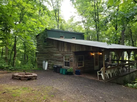 Comfy cabin in the woods with huge party deck