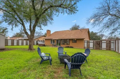 Modern Retro House w/ Hot Tub & Pet Friendly Các khách sạn gần Texas State University Round Rock Campus