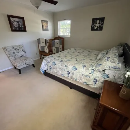 Coastal Blue. 2 minutes to Gulf of Mexico. Private backyard for BBQ/entertaining