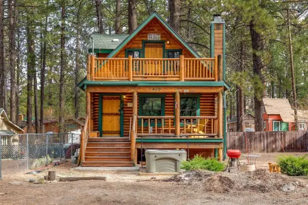 Bear Lake Hideaway: Two Story Log Cabin w fireplace & hot tub. Walk to the lake! Отели рядом с достопримечательностью «оз. Биг Бэар»