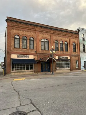 Vintage Remodeled Apartment in Historic Downtown Vinton