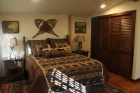 Charming Log Cabin and Bunkhouse in Beautiful Cottonwood Cayon