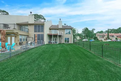 Lake Conroe -  Swimming, Tennis, Golf, Pickleball, Pet Friendly! Отели рядом с достопримечательностью «Montgomery High School Football Stadium»