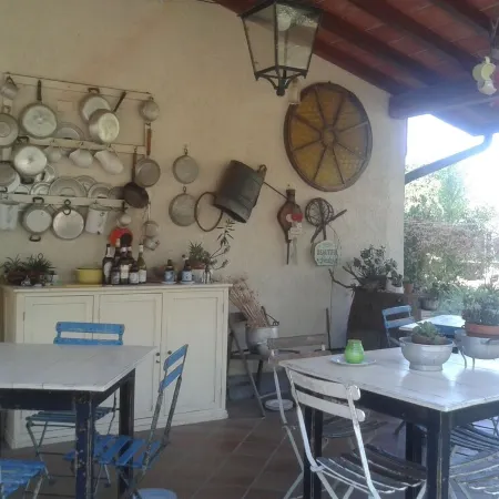 Alpi Apuane:colored flat in ancient farmhouse 4km from the sea and near the Alps Отели в г. Серавецца