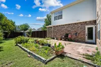 Newly remodeled home with attached garage and large yard Hotels in Allen
